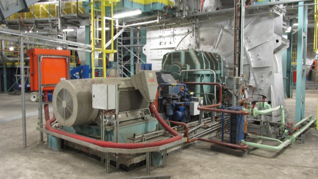 Elektromotor 6 kV přes regulovanou hydrospojku pohání ventilátorový mlýn na uhlí