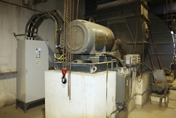 Primární ventilátor s elektromotorem na základové frémě