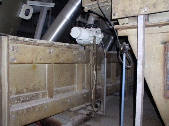 Původní uzavírací mechanismus a servo