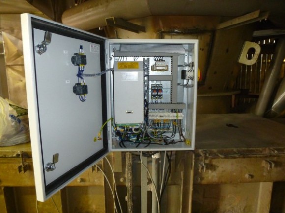 Řízení deskového uzávěru s měničem