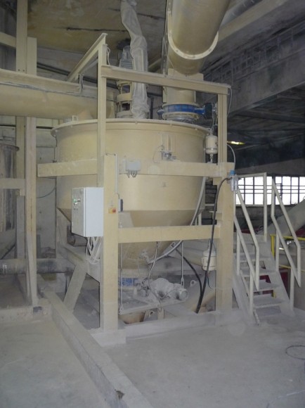 Násypka nad klapkovým uzávěrem