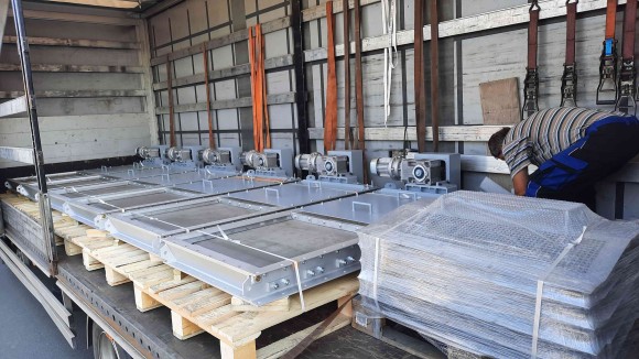 Pohon uzávěru ve stísněném prostoru