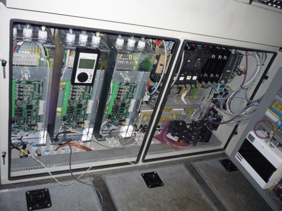 Měniče frekvence umístěné pod ovládacím pultem