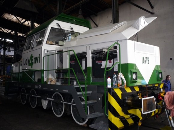 Posunovací akumulátorová lokomotiva v depu