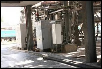 Frekvenční měnič umístěný venku u čerpadel