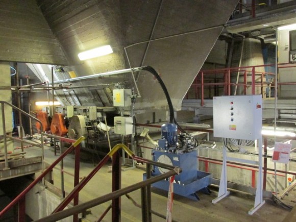 Hydraulická a řídící jednotka systému rozrušení klenby dřevní štěpky