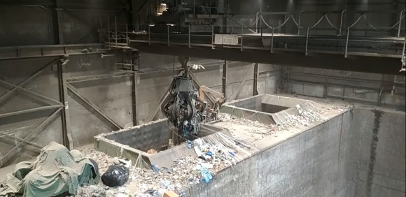 Nabírání směsného komunálního odpadu drapákem s kladnicí