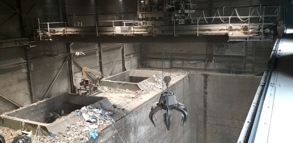 Původní drapákový jeřáb s kladnicí