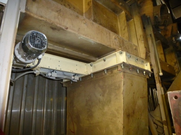 Deskový uzávěr dřevní štěpky a uhlí