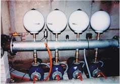 Regulace kaskády čerpadel se softstartery a frekvenčními měniči