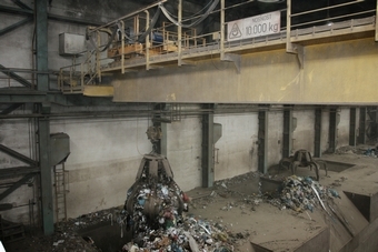 Kočka drapákového jeřábu s rekuperačním měničem