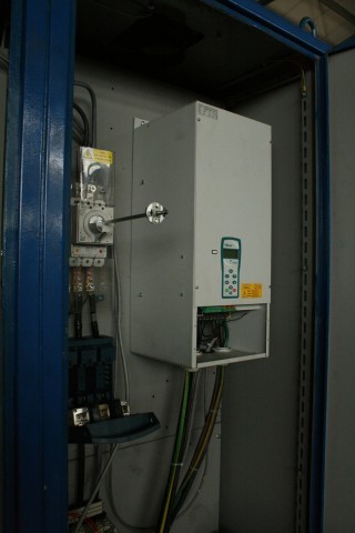 Měnič frekvence v rozvaděči obráběcího stroje karuselu