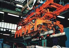 Výrobní linka s manipulátorem v automatickém provozu