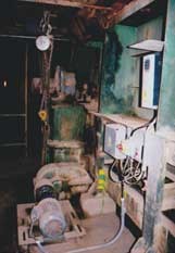 Pohon s měničem v krytí IP 54 umístěným u skříňového dopravníku