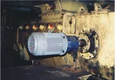 Pohonná stanice hrablového dopravníku s momentovým ramenem