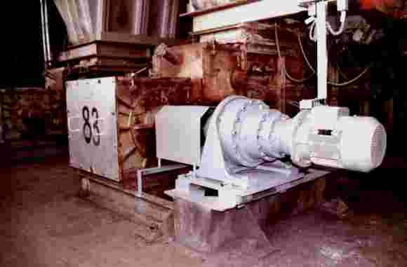 Základová fréma s pohonnou jednotkou hrablového řetězového dopravníku