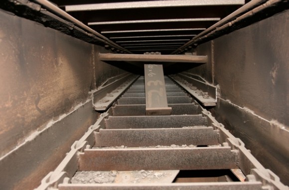 Hradítko pro nastavení výšky vrstvy paliva hrablového dopravníku