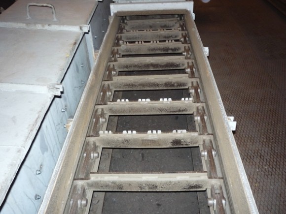 Úprava hrabel řetězu dopravníku, rozrusování nálepeného materiálu