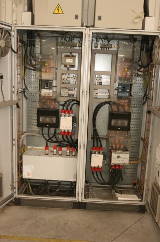 Rozvaděč s netypicky umístěným softstartérem