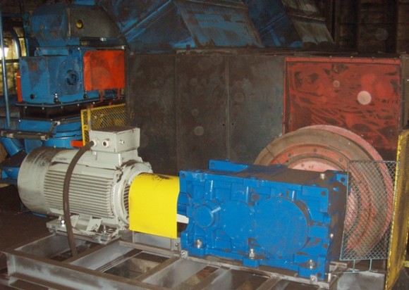 Fréma, elektromotor, pružná spojka a převodovka šikmého pasu