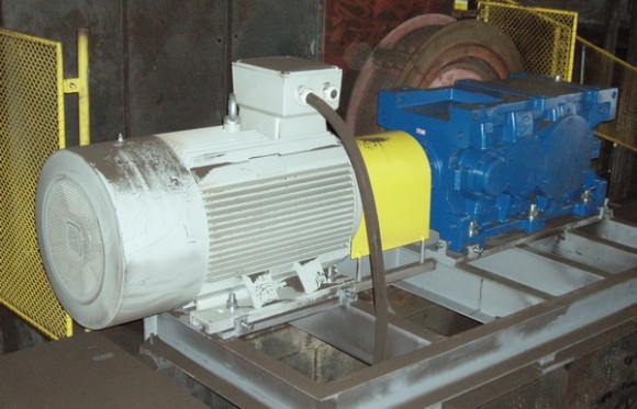 Pohon pásového dopravníku uhlí na základové fremě