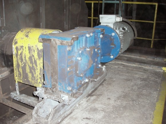 Pružná spojka, převodovka a elektromotor dopravníku paliva