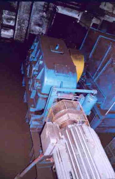 Pohon dopravníku s pružnou a rozběhovou spojkou