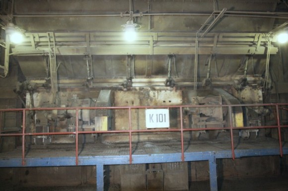 Starý klikový mechanismus lopat pro dávkování paliva do kotle