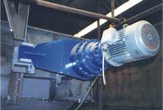 Momentové rameno s pohonnou jednotkou na podavači popílku