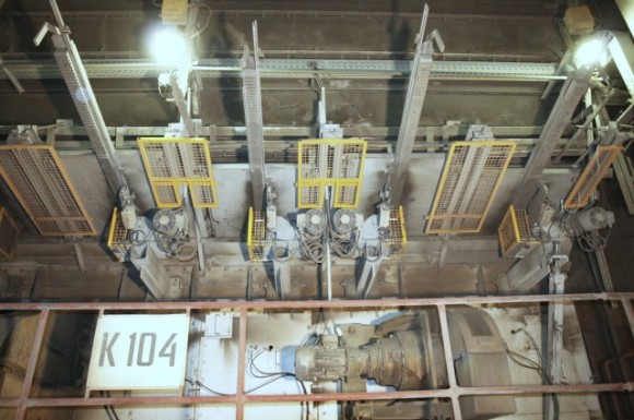 Systém podávacích desek s pohony ozubenými hřebeny