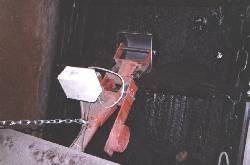 Kontaktní měření strusky v dopravníku