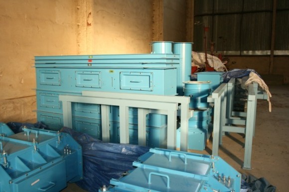 Příslušenství řetězové dopravní linky, svodky, násypky, konstrukce