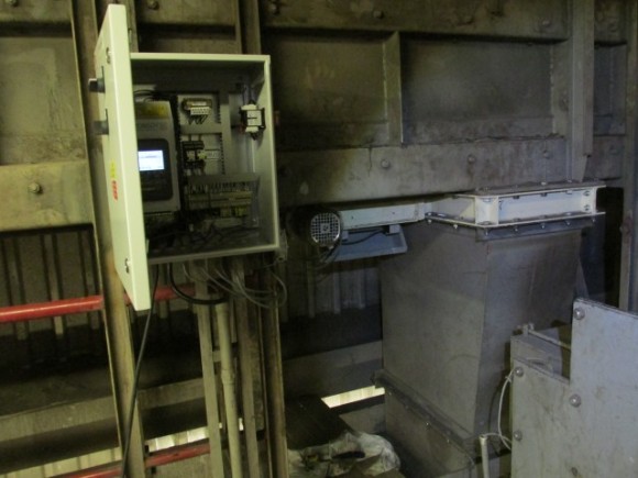 Řídící jednotka uhelné propusti s měničem frekvence