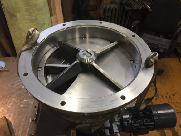 Horizontální rotační podavač, připravený pro kontrolní měření