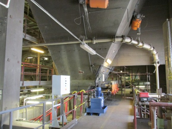 Uhelný bunkr se systémem uvolnění klenby dřevní štěpky - hydraulika, rozvaděč...