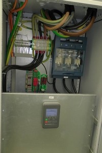 ištění měniče frekvence, ovládací panel