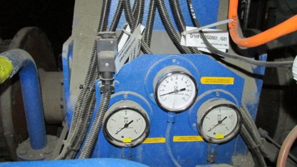 Ukazatele tlaku mazání, pracovního tlaku a teploty hydrospojky