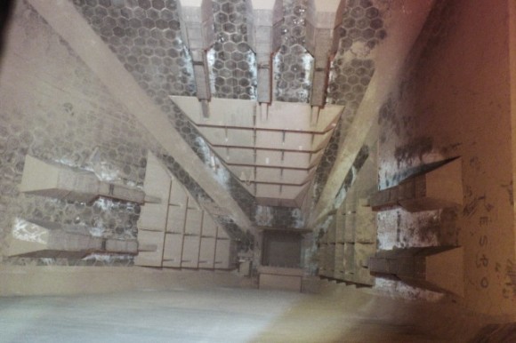 Systém omezení klenbování dřevní štěpky. Pohled na hrabla v bunkru na uhlí...