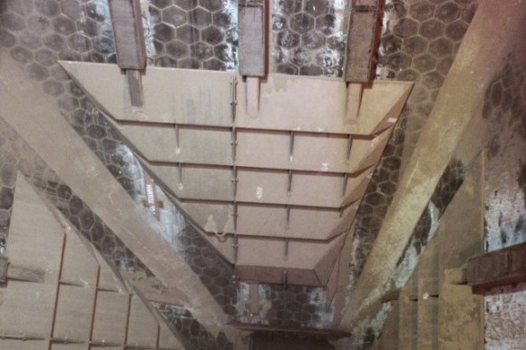 Sestavená hrabla v zásobníku uhlí. Pohyb hrabel ve štěpce omezuje klenbování...