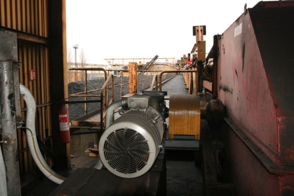 Pružná mechanická spojka mezi převodovkou a pasem