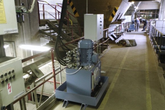 Hydraulická jednotka s řídícím rozvaděčem zajišťuje pohyb rozrušovacích desek