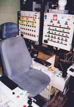 Modernizované křeslo jeřábníka, automatika najetí nad násypku