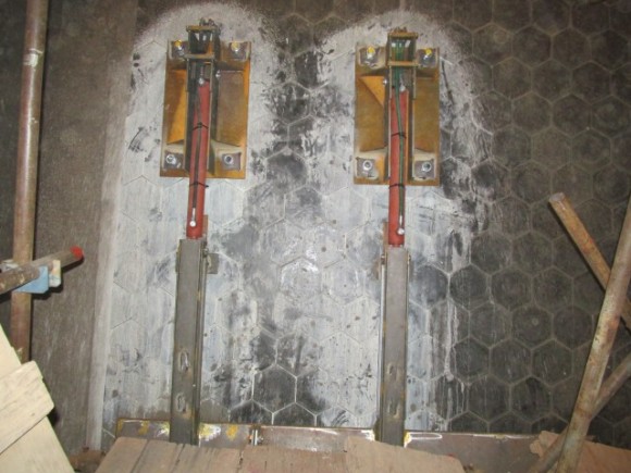 Odkrytované pohony jednoho z rozrušovacích hrabel v zásobníku štěpky