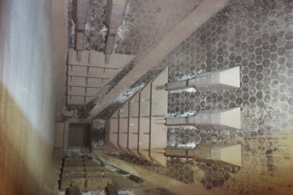 Sestava rozrušovacích desek systému proti tvoření klenby štěpky v zásobnících