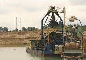 Jeřáb pro těžbu pisku plovoucí na hladině jezera