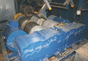 Moderní pohonná jeřábová jednotka zdvihu a dopínání lan drapáku