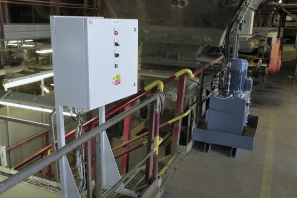 Systém proti klenbování dřevní štěpky - el. rozvaděč a hydraulická jednotka