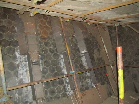 Zakrytované hydraulické pohony desek zamezujících klenbování dřevoštěpky