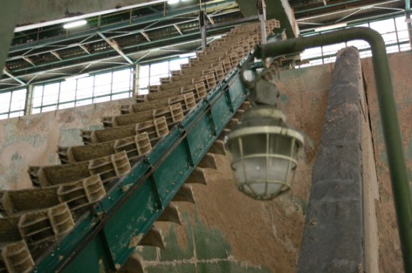 Hrablové rameno stroje pro skládkování energosádrovce