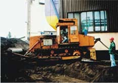 Elektricky buldozer napájený kabelem na navijáku